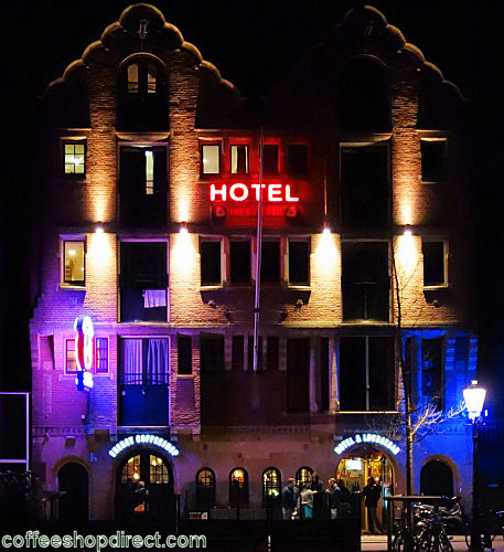 Bulldog Hotel smoker-friendly bar